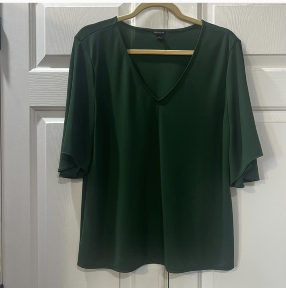 Ann Taylor Deep Green V-Neck Elbow Length Blouse Large